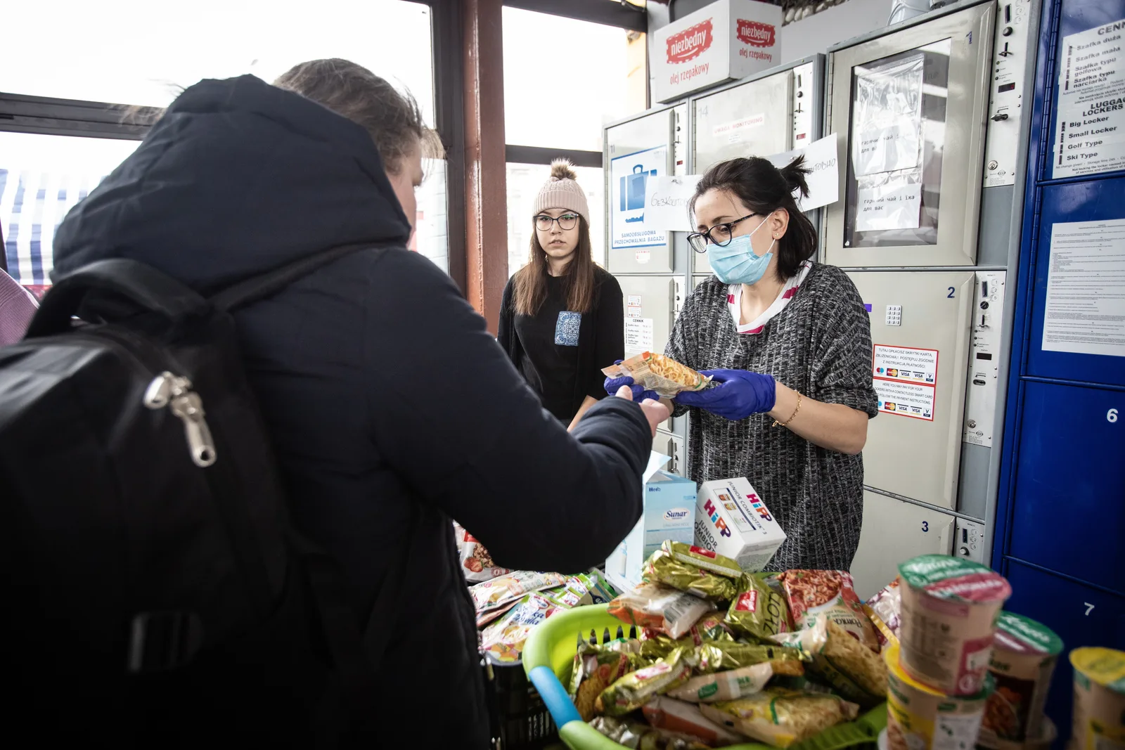 Wolontariuszka przekazuje żywność na dworcu autobusowym w Lublinie