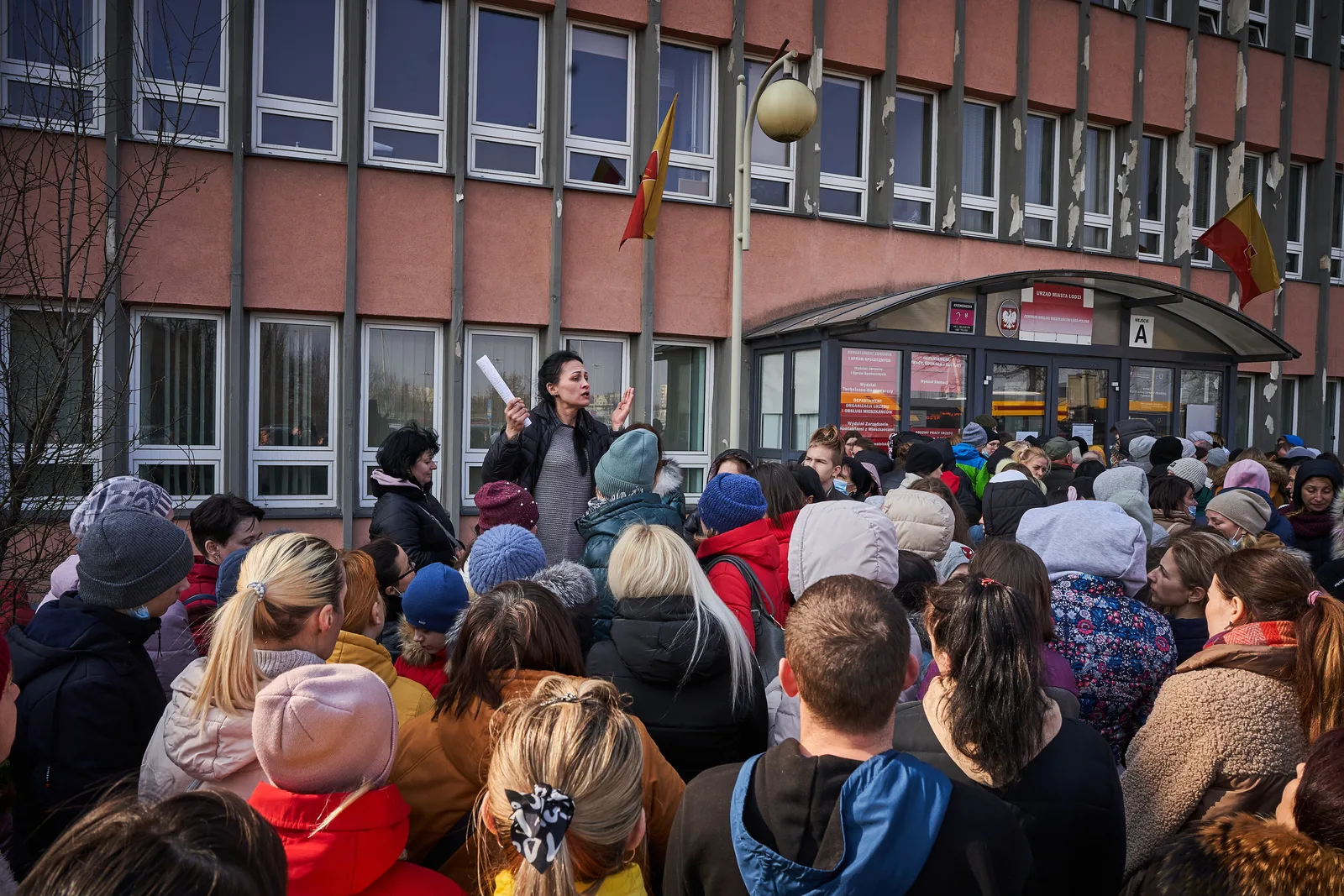 Kolejka osób przed urzędem w Łodzi podczas nadawania numerów PESEL uchodźcom z Ukrainy